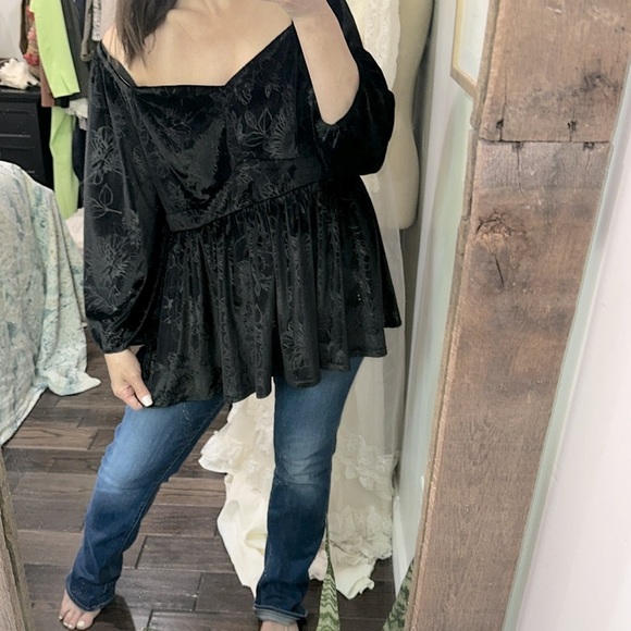 Torrid Elegant Black Velvet Women's Top size 2X floral embossed - Picture 4 of 7